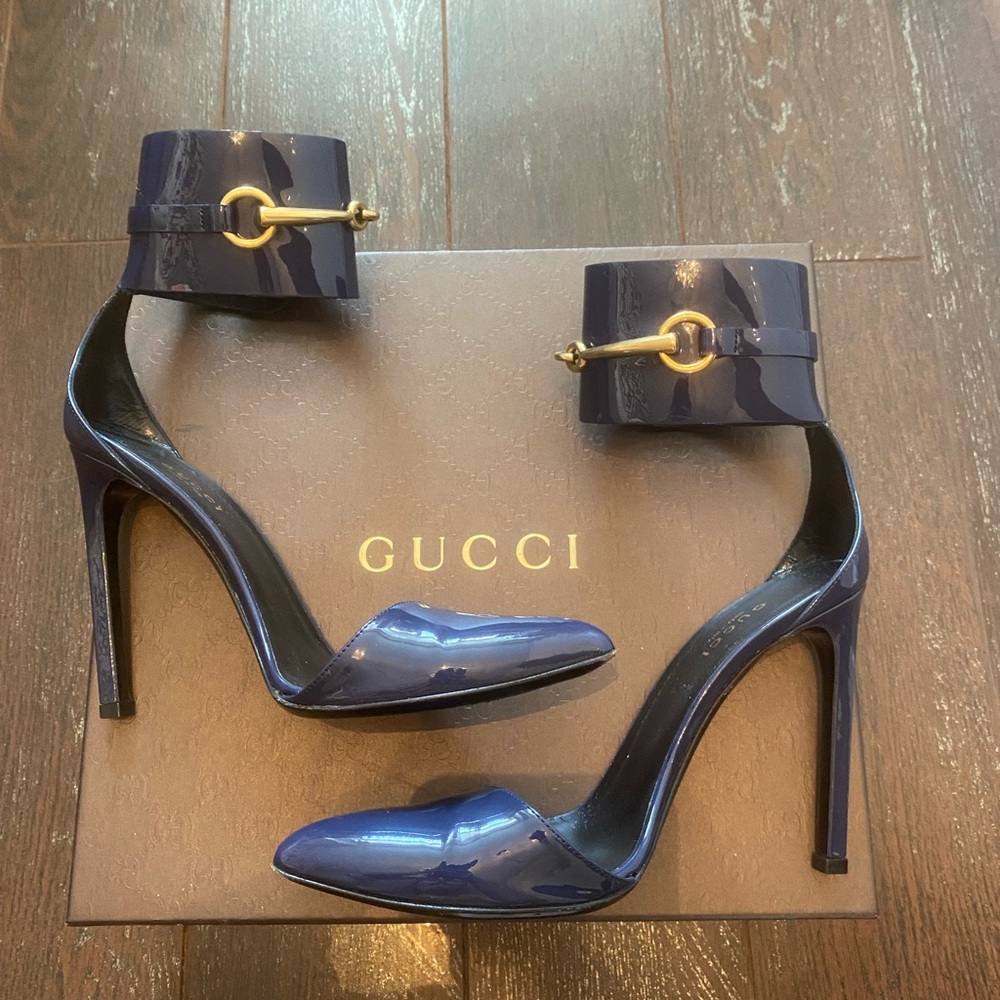 Gucci Strap Heel Vernice Crystal in Classic Marine